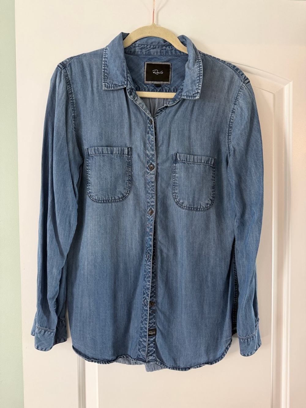 Rails Button-Up chambray Denim Shirt in Light Blue